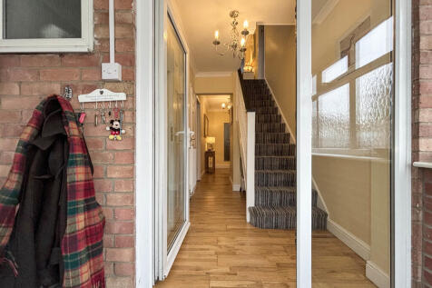 Porch to entrance...