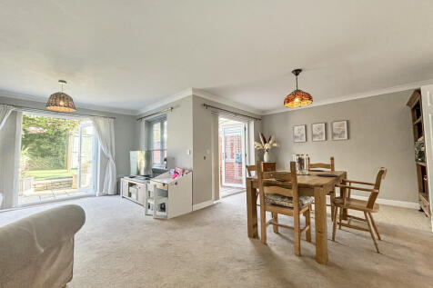 Living room/Dinin...