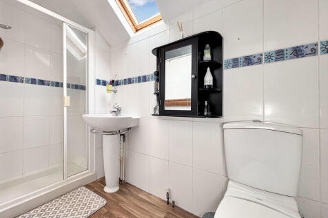 Bedroom 2 en suit...