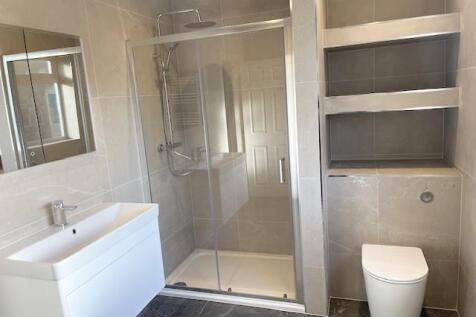 Master En-Suite 2.jpg