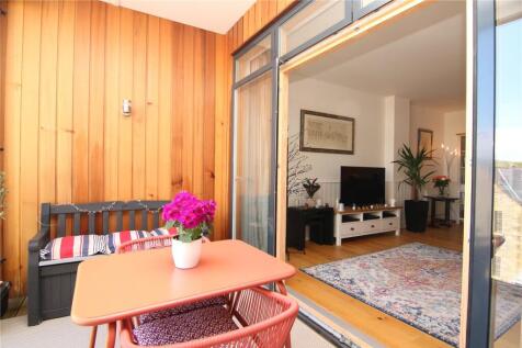 Balcong/Living Room