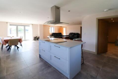 Kitchen 2.jpg
