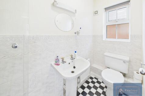 En-suite shower r...