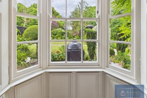 Dining room bay w...