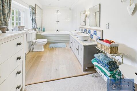 En-suite to bedro...