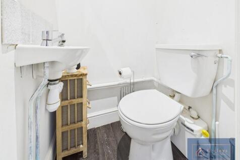 Bedroom 1 en-suit...