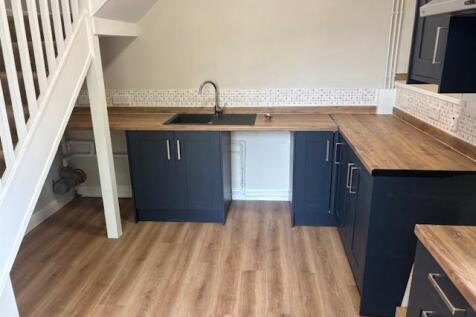 flat 6 kitchen 2.jpg