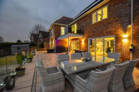 Ty Derw patio picture.jpg