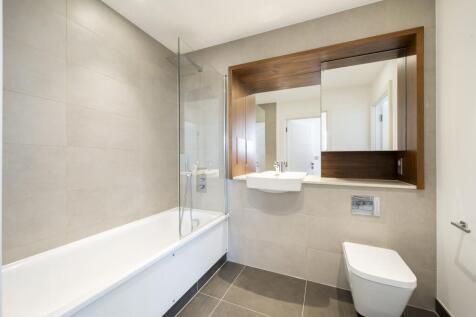Experience luxury in this elegantly designed bathroom, showcasing contemporary aesthetics and high-quality finishes.