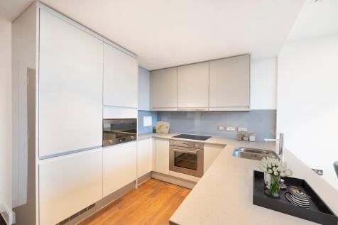 Explore this sleek and modern kitchen, perfect for culinary enthusiasts and entertainers alike.