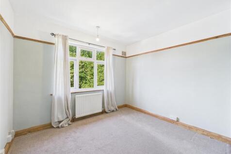8 Approach Road bed 2.jpg