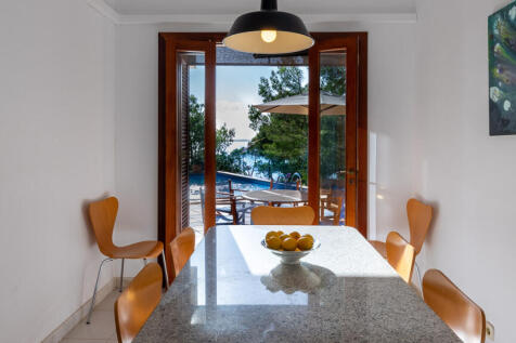 78147 015 Dinning Room_Pool.jpg