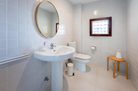 78147 015.01 First Bathroom.jpg