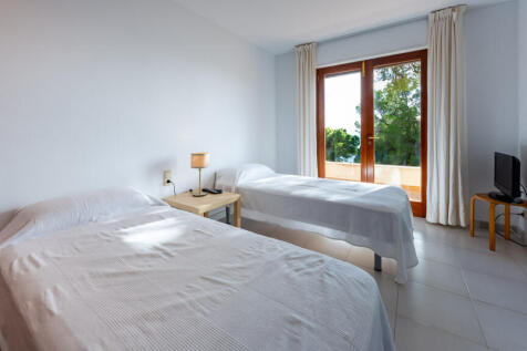 78147 017 Second Room.jpg