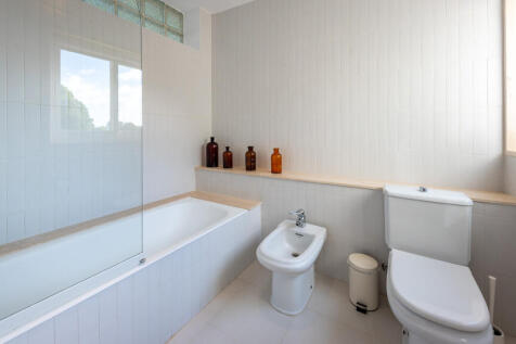 78147 023 Second En suite.jpg