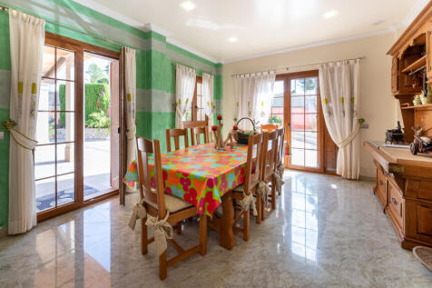 8 kitchen.jpg