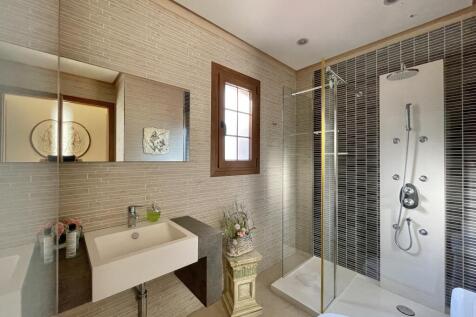 10 guest bathroom.jpg