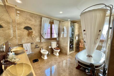 13 Master bathroom.jpg