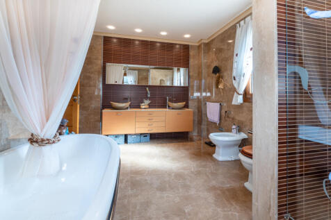 14 Master bathroom.jpg