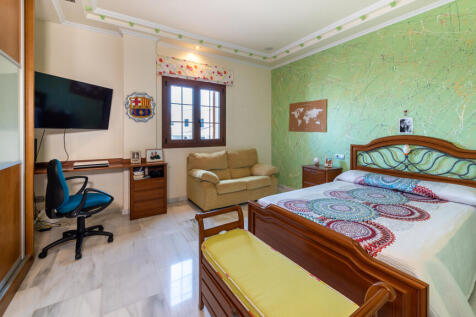 19 Bedroom.jpg