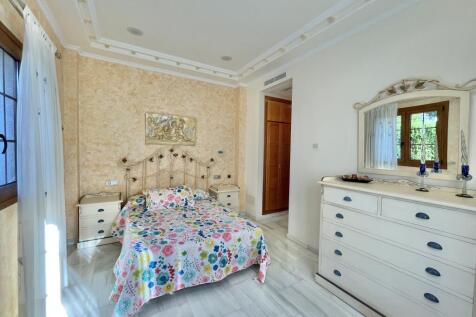 24 bedroom.jpg