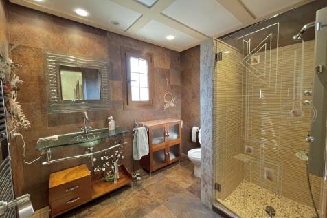 25 bathroom.jpg