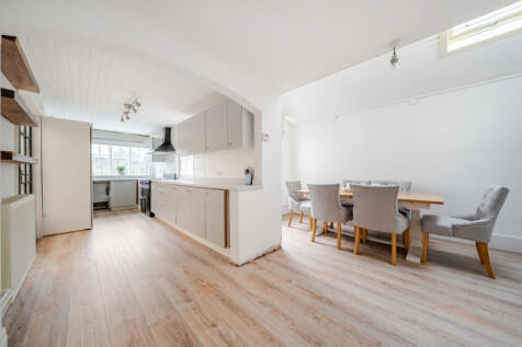 1375361-5-690b542...