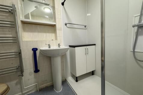 SHOWER ROOM: