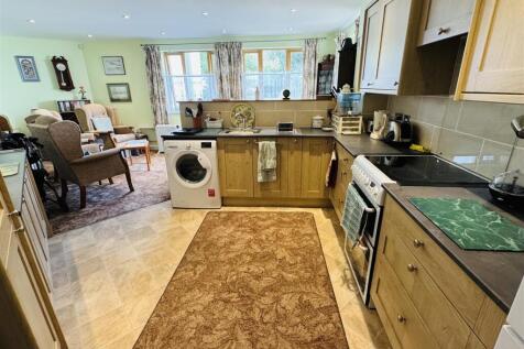 OPEN PLAN LOUNGE/DINER/KITCHEN: