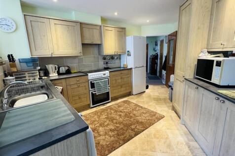 OPEN PLAN LOUNGE/DINER/KITCHEN: