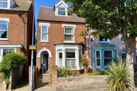 4 Bedroom End Terrace House For Sale