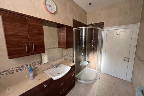 clarnec rd bathro...