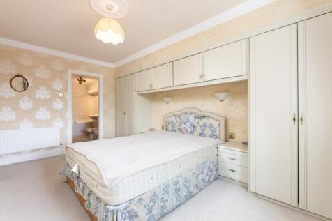 Master Bedroom (2)