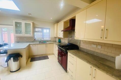 L-Shaped Kitchen/Breakfast Room