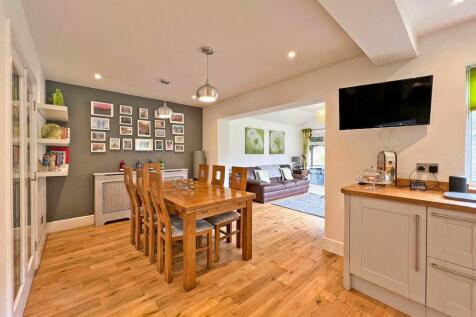 DINING/FAMILY AREA