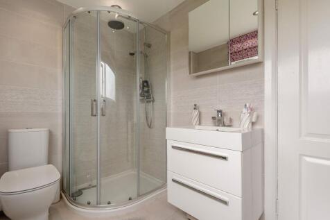 Family Bathroom (alternative view)