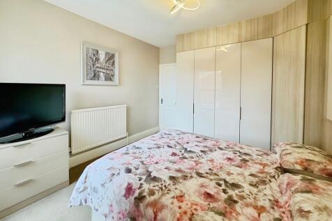 e86ada5d-bedroom ...