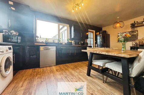 8126fbad--4195-9C...