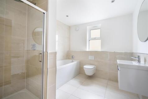 Mount Vale Gardens (6) house bathroom.jpeg