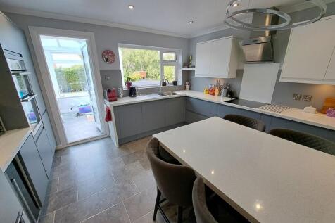 KITCHEN/B&#39;FAST ROOM