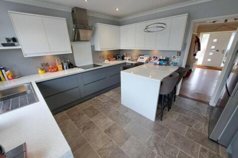 KITCHEN/B&#39;FAST ROOM