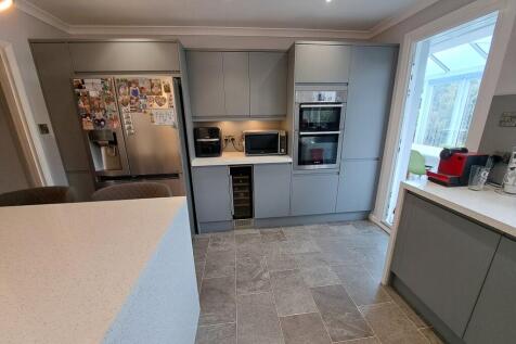 KITCHEN/B&#39;FAST ROOM