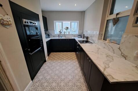 FITTED KITCHEN