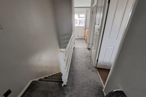 1ST FLOOR LANDING
