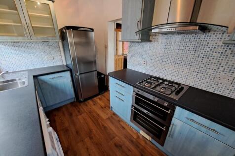 FITTED KITCHEN