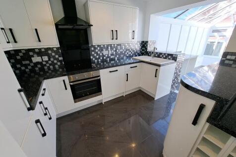 FITTED KITCHEN