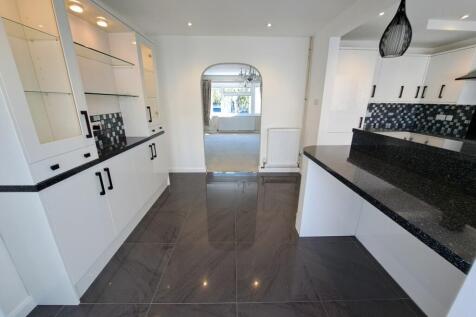 FITTED KITCHEN