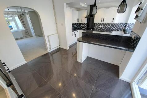 FITTED KITCHEN
