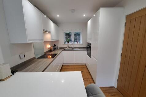 FITTED KITCHEN