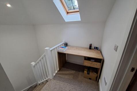 1ST FLOOR LANDING